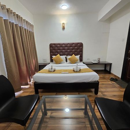 Hotel Vyankatesh & Pure Veg Restaurant Mahābaleshwar Exteriör bild