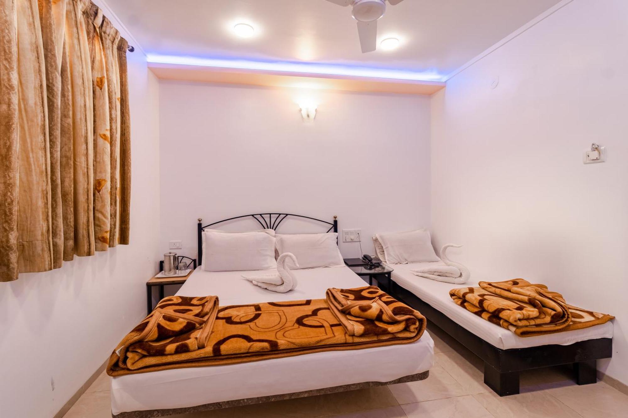 Hotel Vyankatesh & Pure Veg Restaurant Mahābaleshwar Exteriör bild