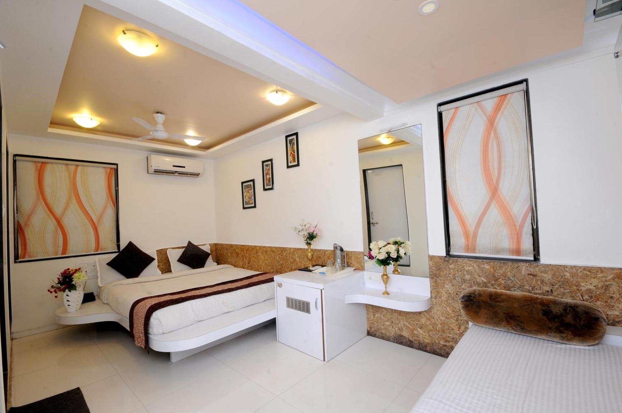 Hotel Vyankatesh & Pure Veg Restaurant Mahābaleshwar Exteriör bild