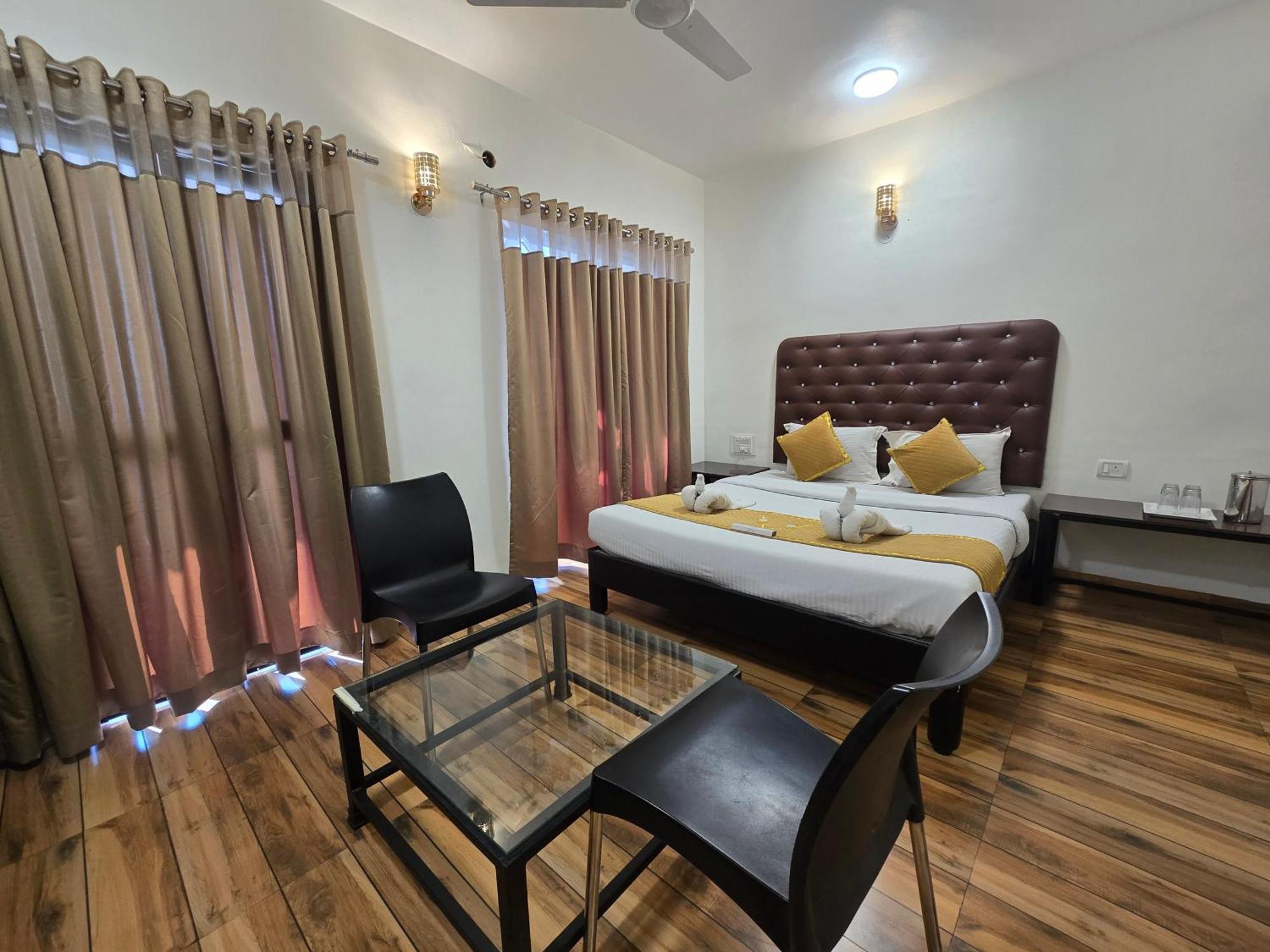 Hotel Vyankatesh & Pure Veg Restaurant Mahābaleshwar Exteriör bild