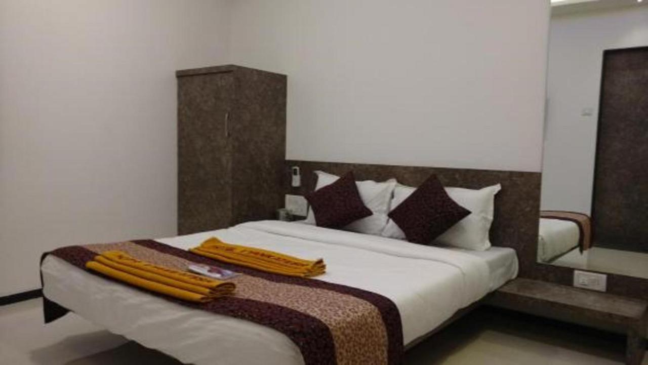 Hotel Vyankatesh & Pure Veg Restaurant Mahābaleshwar Exteriör bild